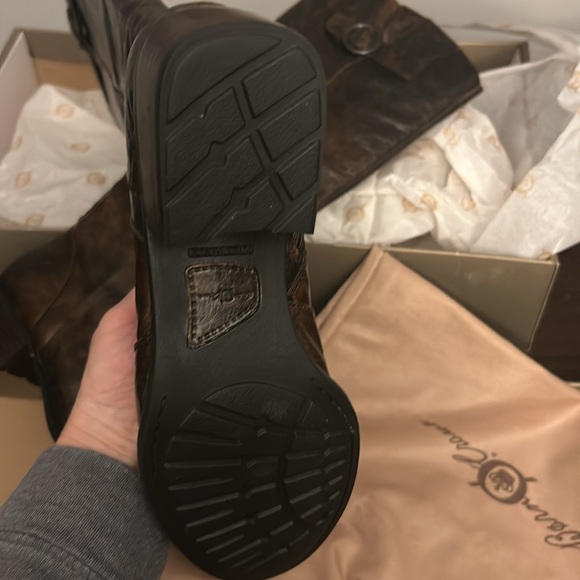 Tall vintage look brand new boots size 9 generous fit classy and comfy and cool. - Picture 3 of 6